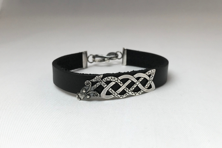 Brazalete Dragón sobre Cuero, Colección Celta, @kingahaudek @Kinga Haudek