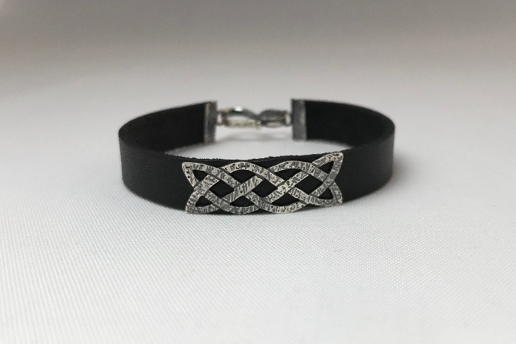 Brazalete Lazos sobre Cuero, Colección Celta, @kingahaudek @Kinga Haudek